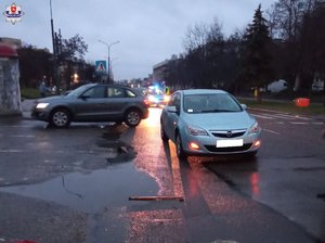 Opel Astra stojący na jezdni