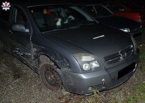 Uszkodzony Opel Vectra stoi na szutrowym podłożu