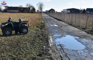 Miejsce zdarzenia. Na polu uprawnym stoi Quad