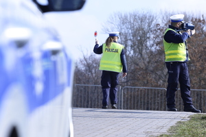 Policjanci zatrzymują pojazd do kontroli.