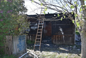 Spalony drewniany dom