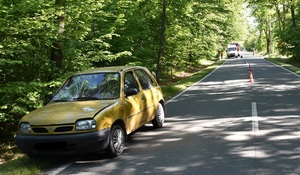 Miejsce wypadku drogowego. Samochód marki Nissan Micra stoi na jezdni