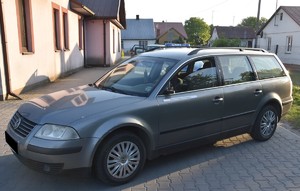 Samochód marki VW Passat stoi na kostce brukowej