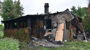 Drewniany dom, który uległ spaleniu