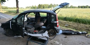 Uszkodzony samochód stoi na jezdni