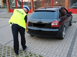 Policjant sprawdza stan techniczny samochodu