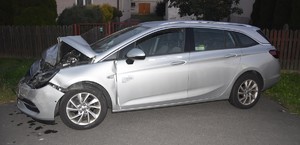 Opel Astra z uszkodzeniami przedniej części