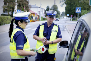 Policjanci rozdają odblaski.