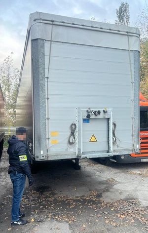 Policja stoi przy skradzionej naczepie ciężarowej