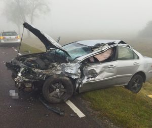 Uszkodzony samochód stoi na poboczu drogi