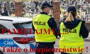 Cmentarz. Na pierwszym planie, odwróconych tyłem,  stoi dwoje umundurowanych policjantów. Na zdjęciu widnieje napis Pamiętajmy także o bezpieczeństwie