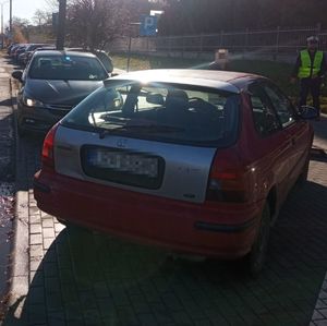 Samochód marki Honda Civic stoi na miejscu parkingowym