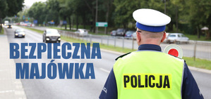 Policjant zatrzymuje pojazd do kontroli