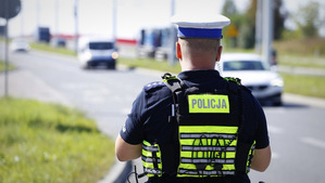 policjant na drodze podczas służby