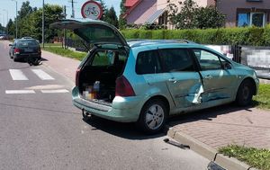 Uszkodzony Peugeot stoi na chodniku