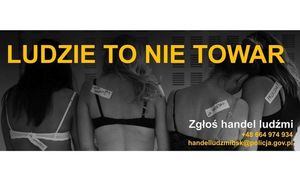 Cztery kobiety w bieliźnie z etykietkami przypiętymi na plecach. U góry żółty napis: Ludzie to nie towar. Na dole biały napis: Zgłoś handel ludźmi i na żółto numer telefonu: +48 664 974 934 i adres e-mail: handelludzmibsk@policja.gov.pl