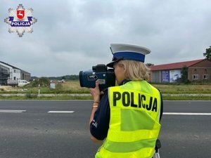 policjantka z miernikiem prędkości