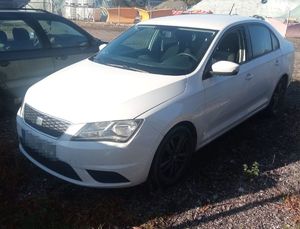 Seat Toledo stoi na szutrowym parkingu