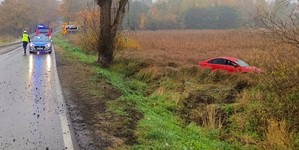 Policjant wykonuje czynności na miejscu zdarzenia drogowego