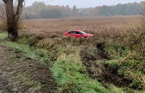 Uszkodzony samochód stoi na łące