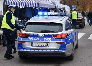 Policjanci wykonują czynności na miejscu zdarzenia