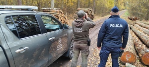 Policjant i strażnik leśny, radiowóz straży leśnej