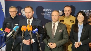 &lt;Wojewoda Lubelski Krzysztof Komorski przemawia do dziennikarzy na konferencji prasowej.