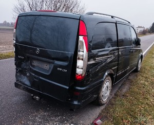 Uszkodzony samochód marki Mercedes Vito stoi na jezdni