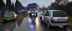 Miejsce wypadku drogowego. Uszkodzone samochody stoją na jezdni