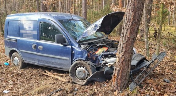 Rozbity opel stoi koło drzewa