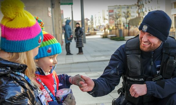 policjant z wolontariuszmai wośp