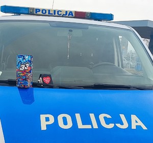 Puszka WOŚP na tle napisu Policja