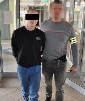 policjant prowadzi mężczyznę