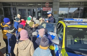 Policjant RD pokazuje sprzęt wykorzystywany w codziennej służbie