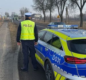 Policjant RD obserwuje strzeżony przejazd kolejowy