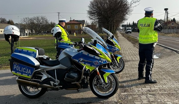 Policjanci dokonują pomiaru prędkości