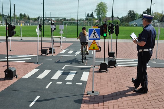 Policja WRD ocenia przejazd uczestniczki konkursu