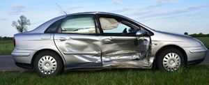 Uszkodzony Citroen C5 stoi na jezdni