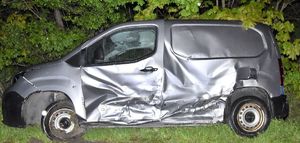 Uszkodzony Peugeot stoi w przydrożnym rowie