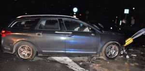 Uszkodzony Citroen stoi na jezdni