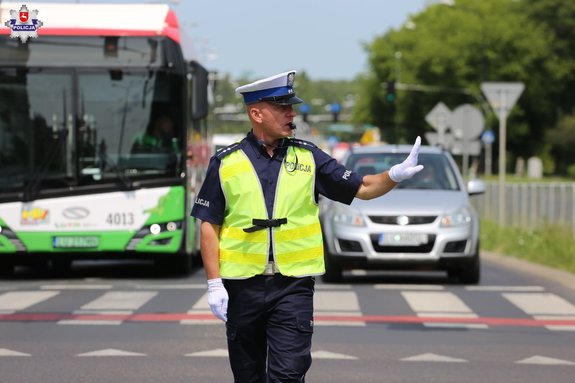 Policjant Ruchu Drogowego kieruje ruchem na skrzyżowaniu
