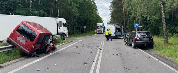 Policjanci pracują na miejscu wypadku drogowego