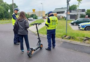 policjanci podczas kontroli użytkowniczki hulajnogi