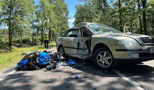 Policjant wykonuje oględziny uszkodzonych pojazdów