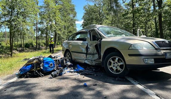 Policjant wykonuje oględziny uszkodzonych pojazdów