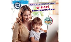 Zdjęcie uśmiechniętej kobiety z dzieckiem na kolanach. Oboje siedzą przed otwartym laptopem. Po lewej stronie u góry widoczne jest logo CBZC, po prawej stronie napis:  Nie ma bezpieczeństwa w sieci bez rozmowy w domu. Na dole zdjęcia znajduje się kolejny napis: Jak rozmawiać z dzieckiem, by naprawdę usłyszeć, co dzieje się w jego cyfrowym świecie?. Poniżej adres strony internetowej CBZC: www.cbzc.policja.gov.pl.