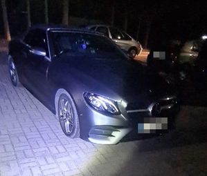 Samochód marki Mercedes stoi na parkingu