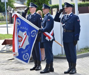 Poczet sztandarowy w trakcie śpiewania hymnu państwowego