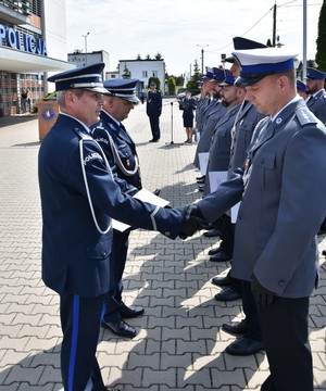 insp. Andrzej Mioduna wręcza akt mianowania na wyższy stopień służbowy policjantowi
