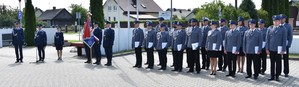 Pododdział policjantów awansowanych wraz z pocztem sztandarowym